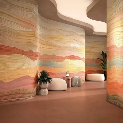 Parete curva rivestita con carta da parati a onde colorate