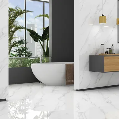 Bagno con pavimento e rivestimento in gres porcellanato effetto marmo bianco
