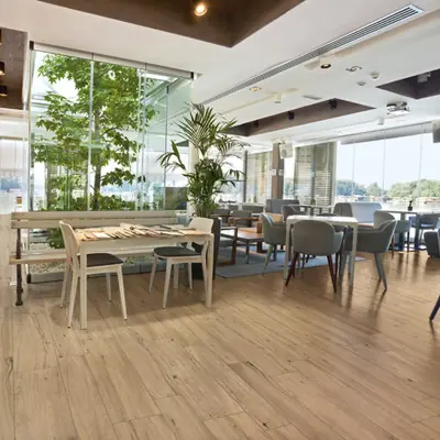 Ristorante con pavimento in gres porcellanato effetto legno rovere nocciola