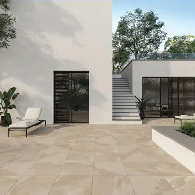 Terrazza esterna con pavimento in gres beige